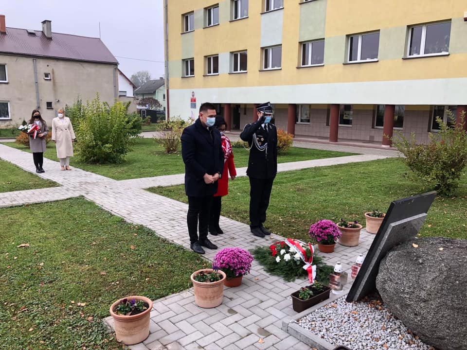 Złożenie kwiatów w Racławicach Śląskich