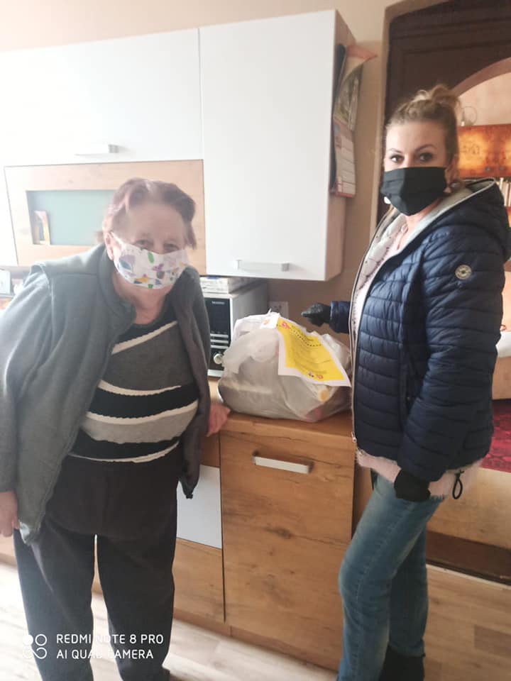 Zdjęcie z przekazania paczek seniorom
