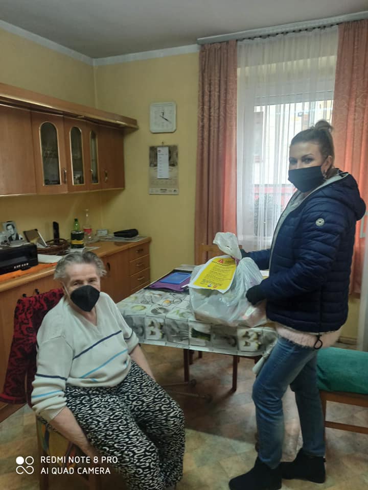 Zdjęcie z przekazania paczek seniorom