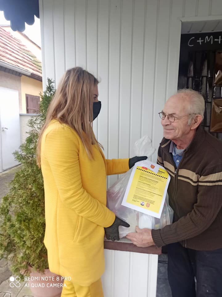 Zdjęcie z przekazania paczek seniorom