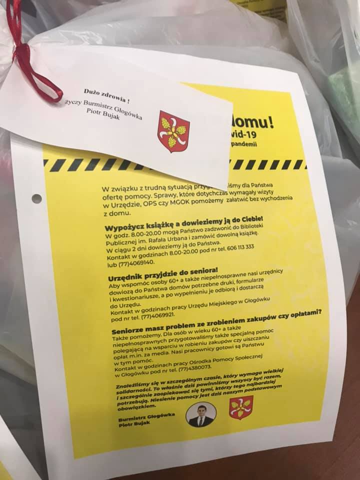 Zdjęcie z przekazania paczek seniorom